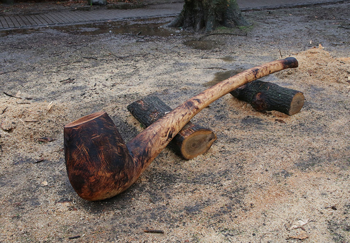 Till Hausmann, Duisburger Alphorn ('Ceci n'est pas une pipe'), 2017